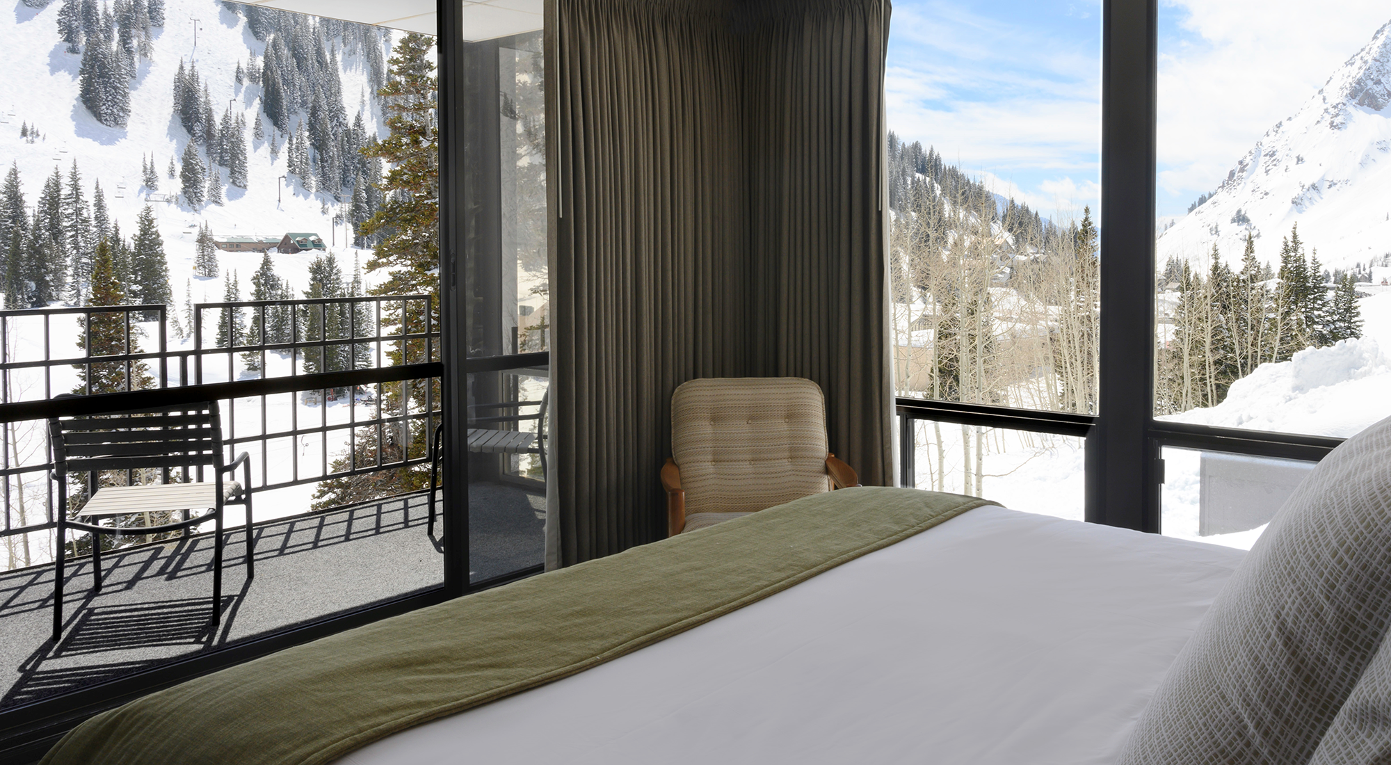 https://www.altalodge.com/wp-content/uploads/2024/05/CRN3.EWKing.Balcony.2000x1100.png